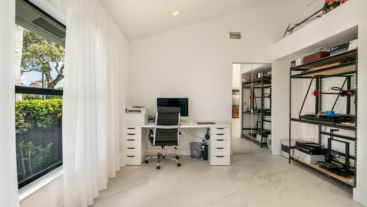 合同活跃: $1,000,000 (3 贝兹, 2 浴室, 2505 平方英尺)