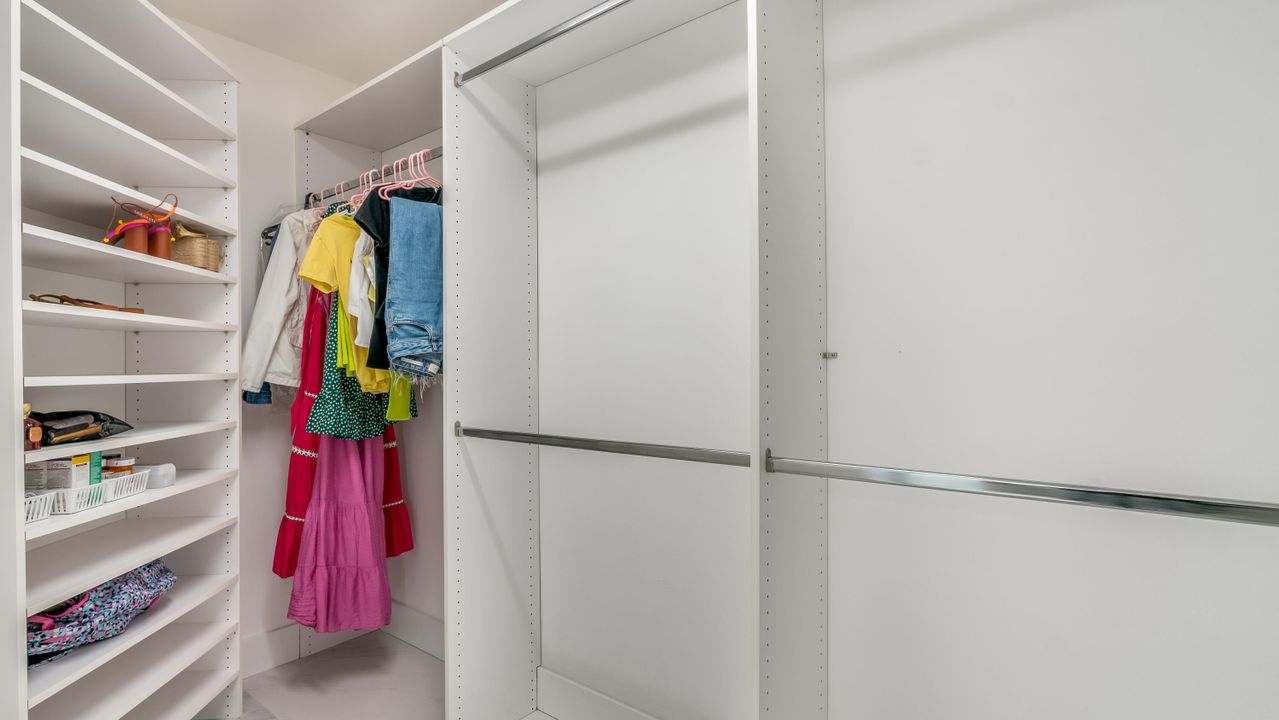 合同活跃: $1,000,000 (3 贝兹, 2 浴室, 2505 平方英尺)