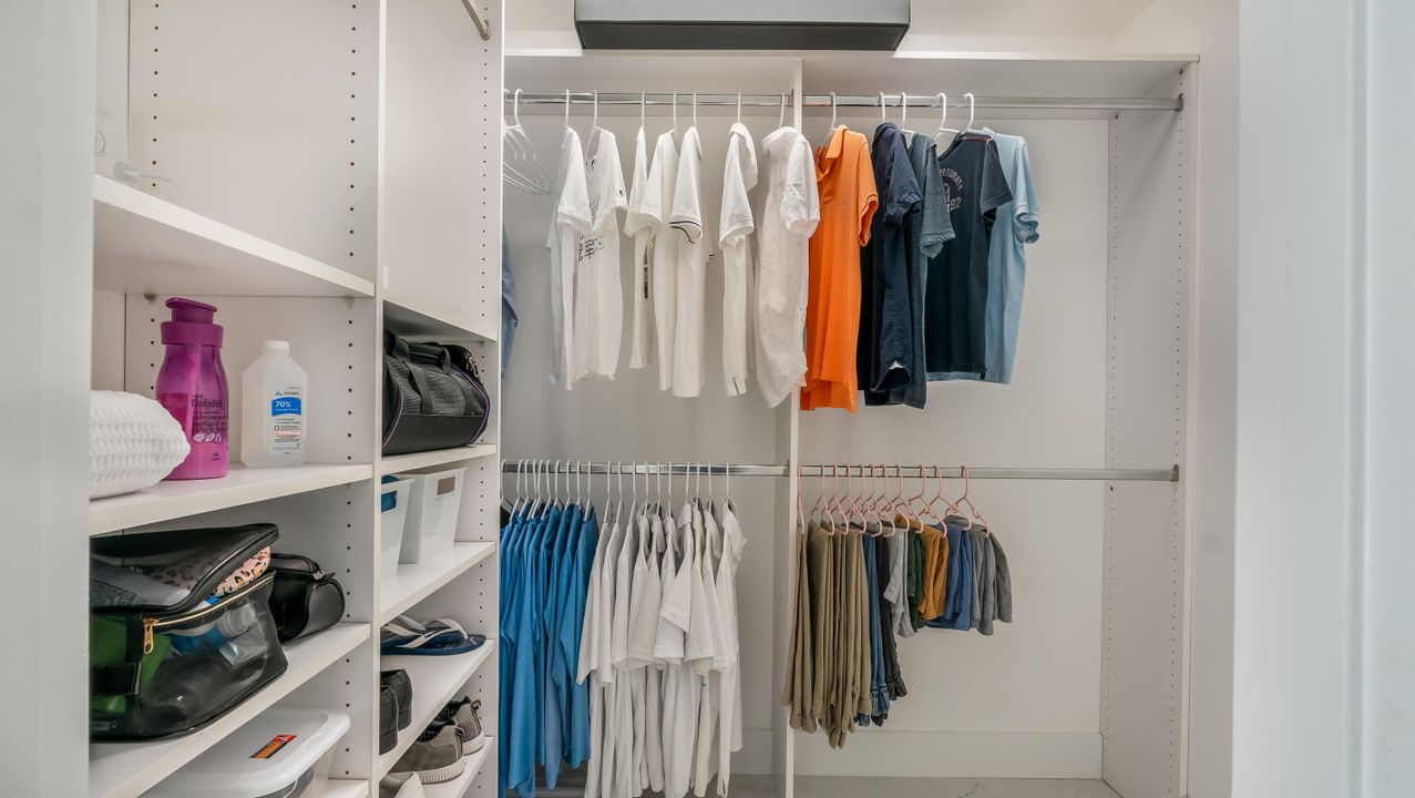 合同活跃: $1,000,000 (3 贝兹, 2 浴室, 2505 平方英尺)