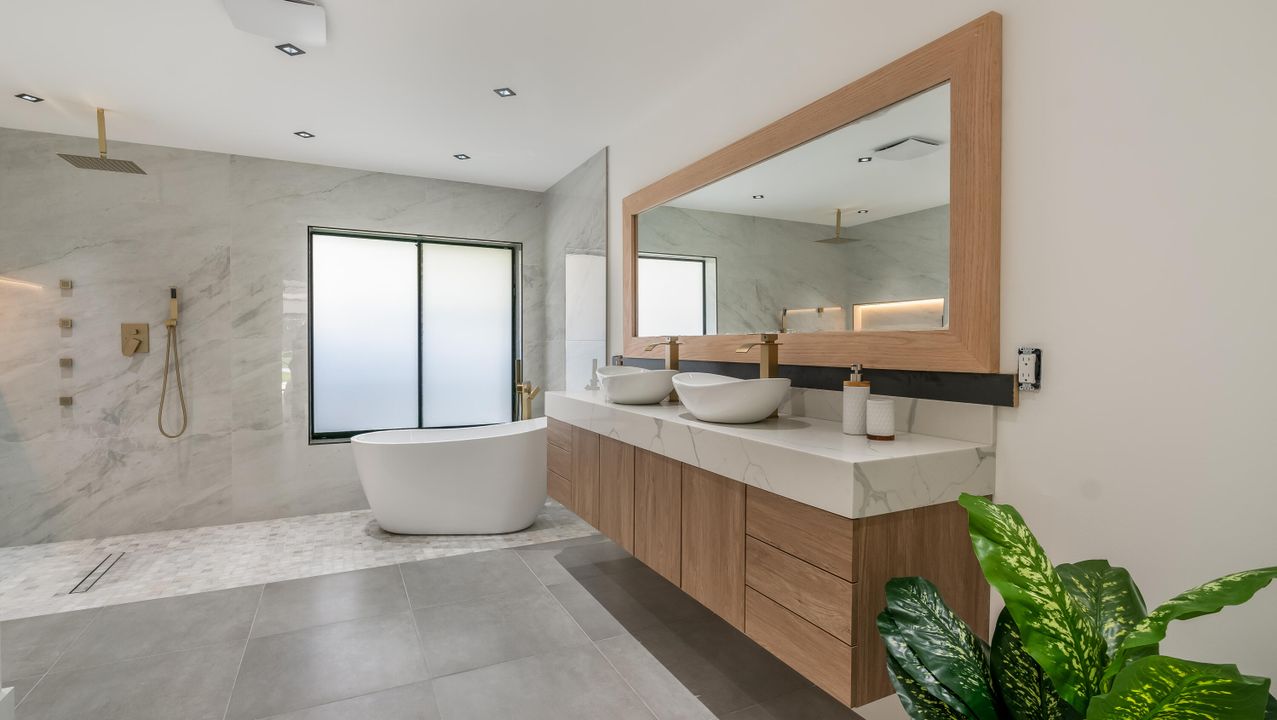 合同活跃: $1,000,000 (3 贝兹, 2 浴室, 2505 平方英尺)