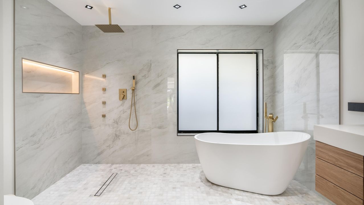 合同活跃: $1,000,000 (3 贝兹, 2 浴室, 2505 平方英尺)