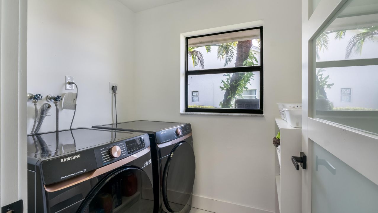 合同活跃: $1,000,000 (3 贝兹, 2 浴室, 2505 平方英尺)