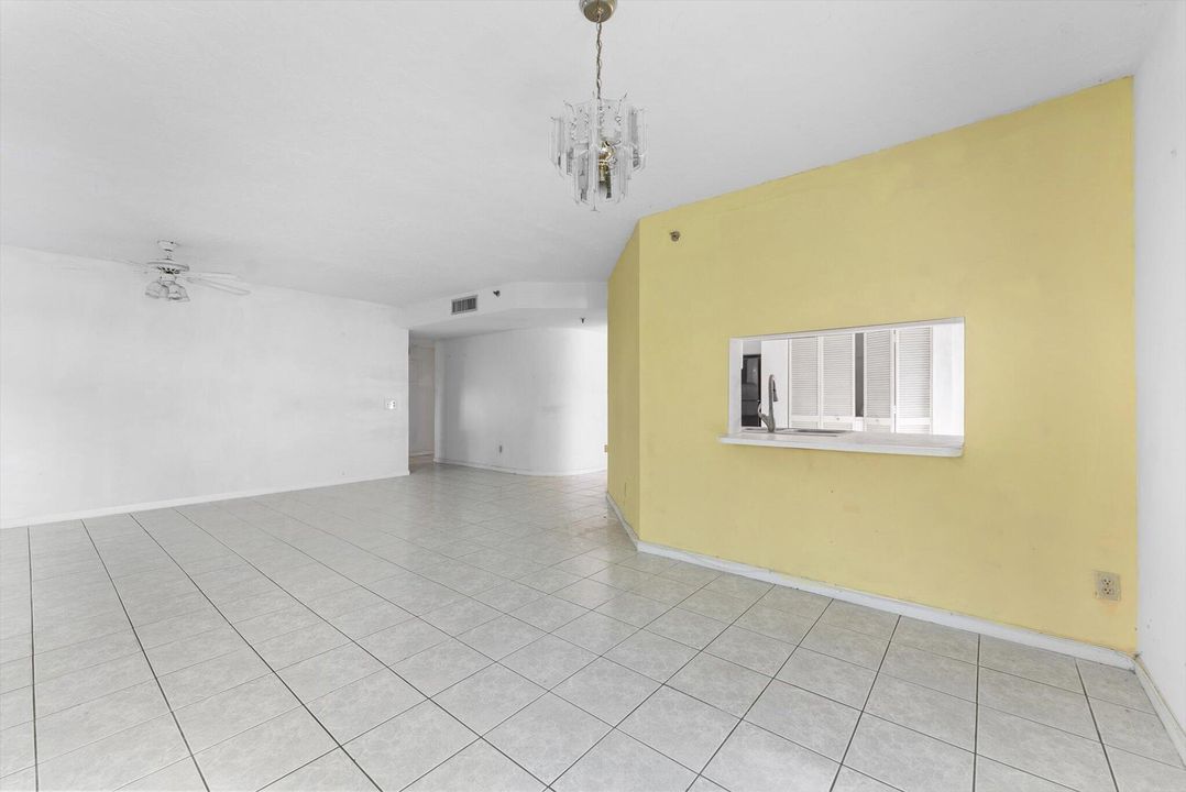 Под контрактом: $299,000 (3 спален, 2 ванн, 1742 Квадратных фут)