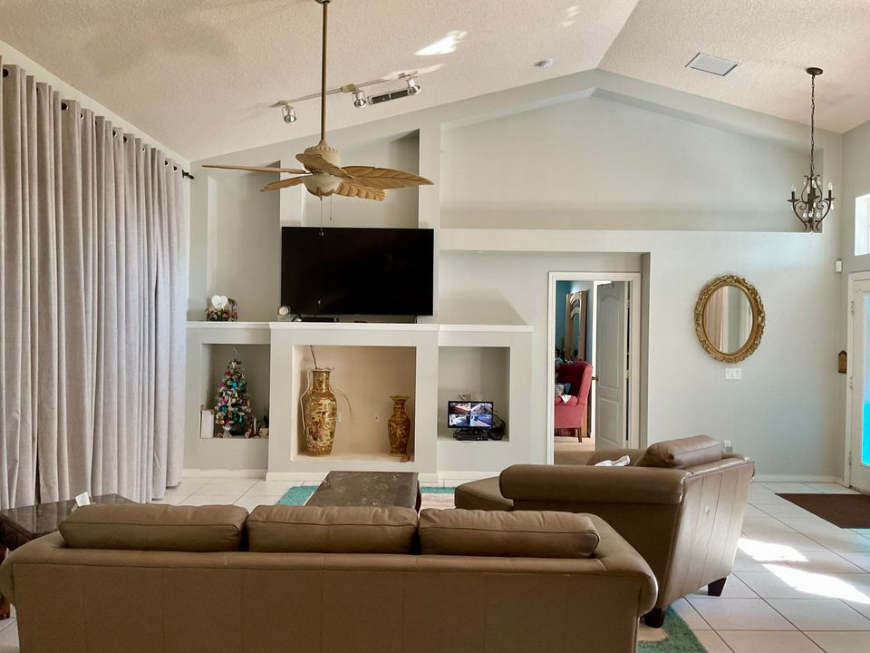 Под контрактом: $415,000 (3 спален, 2 ванн, 2308 Квадратных фут)