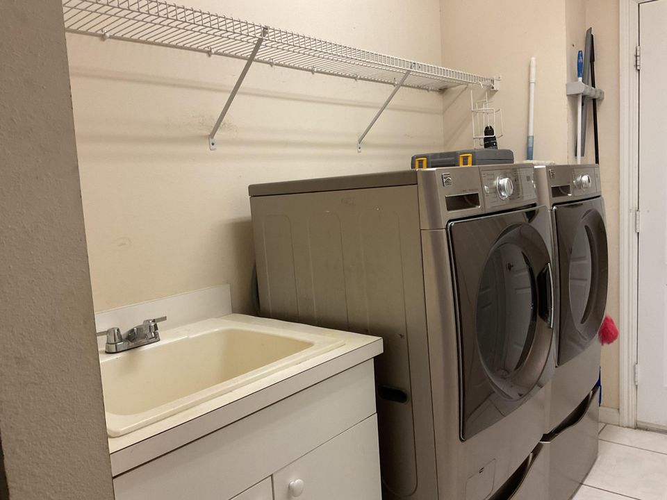 Под контрактом: $415,000 (3 спален, 2 ванн, 2308 Квадратных фут)