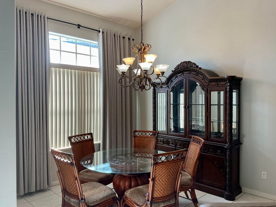 Под контрактом: $415,000 (3 спален, 2 ванн, 2308 Квадратных фут)