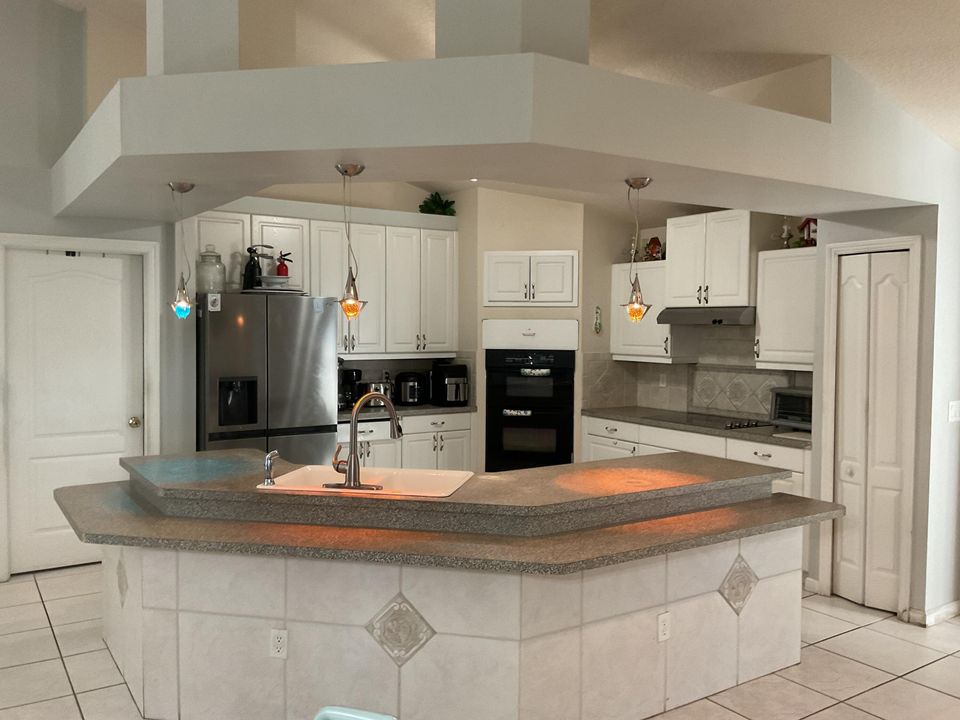 Под контрактом: $415,000 (3 спален, 2 ванн, 2308 Квадратных фут)