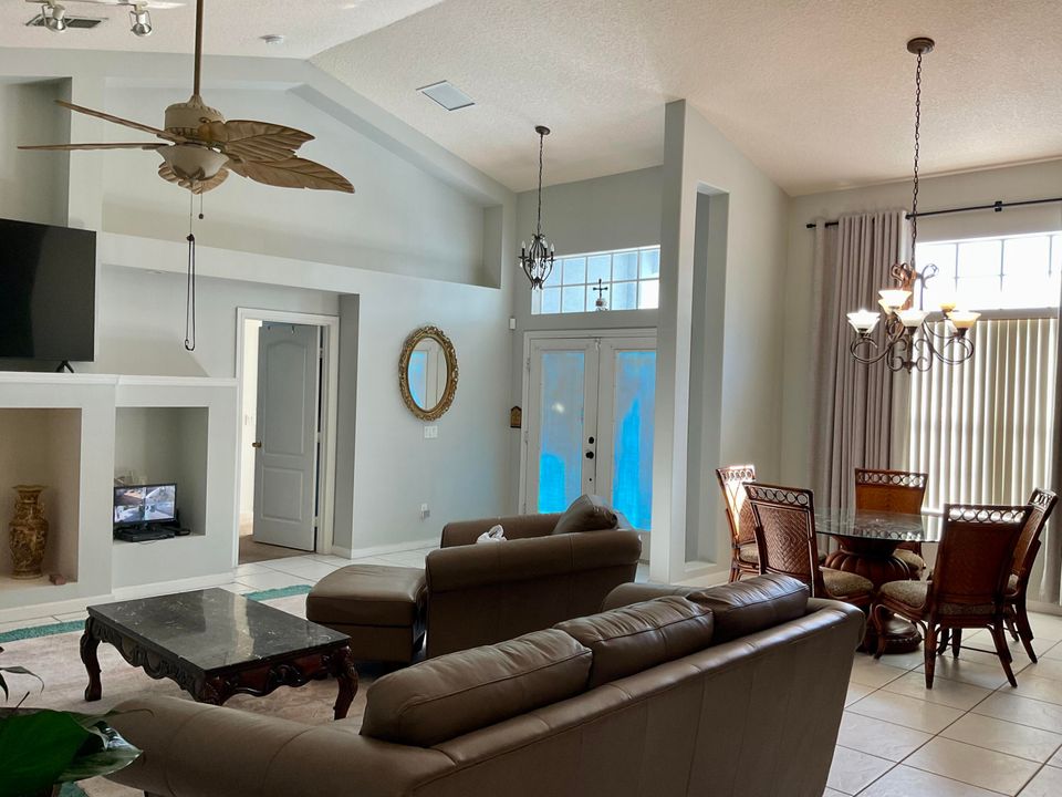 Под контрактом: $415,000 (3 спален, 2 ванн, 2308 Квадратных фут)