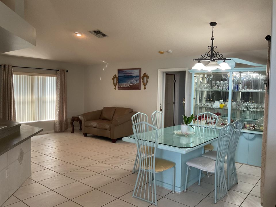 Под контрактом: $415,000 (3 спален, 2 ванн, 2308 Квадратных фут)