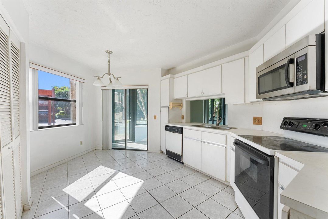 Под контрактом: $299,000 (3 спален, 2 ванн, 1742 Квадратных фут)