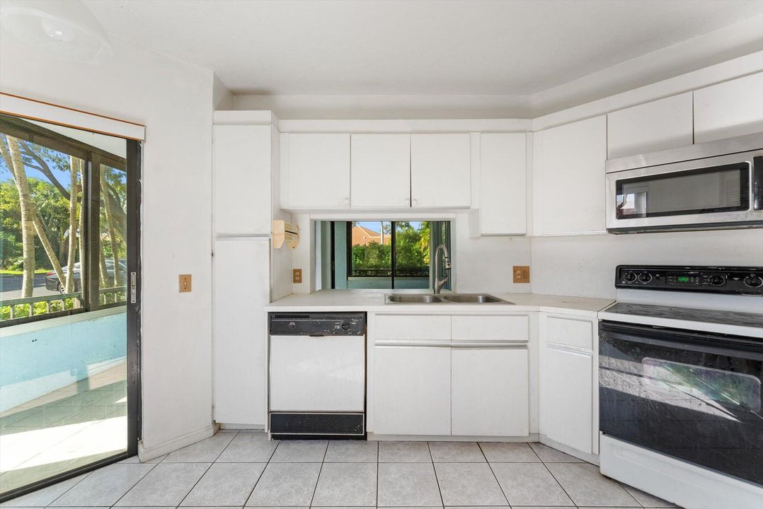 Под контрактом: $299,000 (3 спален, 2 ванн, 1742 Квадратных фут)