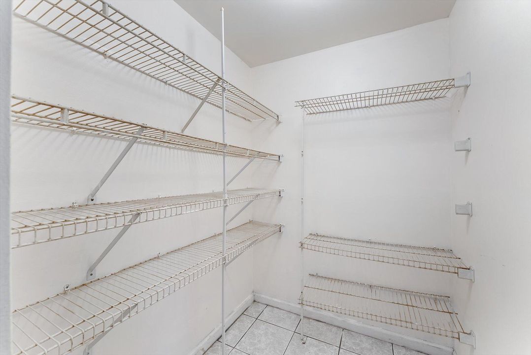 Под контрактом: $299,000 (3 спален, 2 ванн, 1742 Квадратных фут)