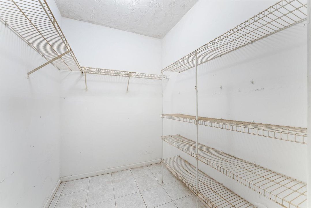 Под контрактом: $299,000 (3 спален, 2 ванн, 1742 Квадратных фут)