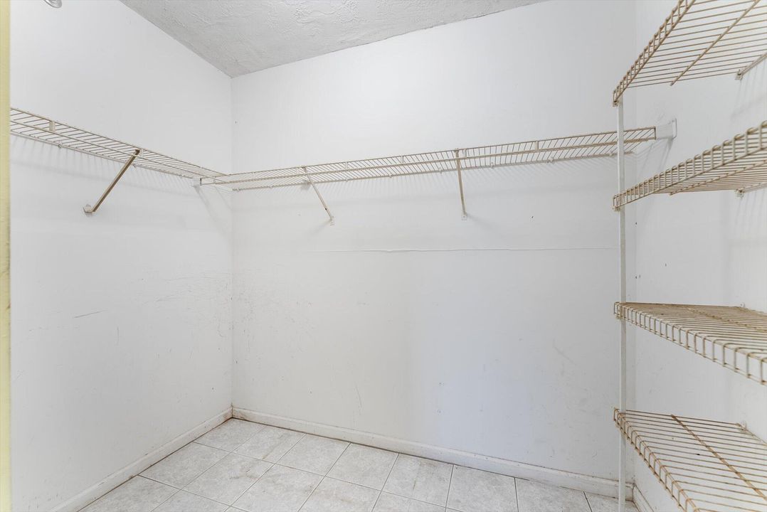 Под контрактом: $299,000 (3 спален, 2 ванн, 1742 Квадратных фут)