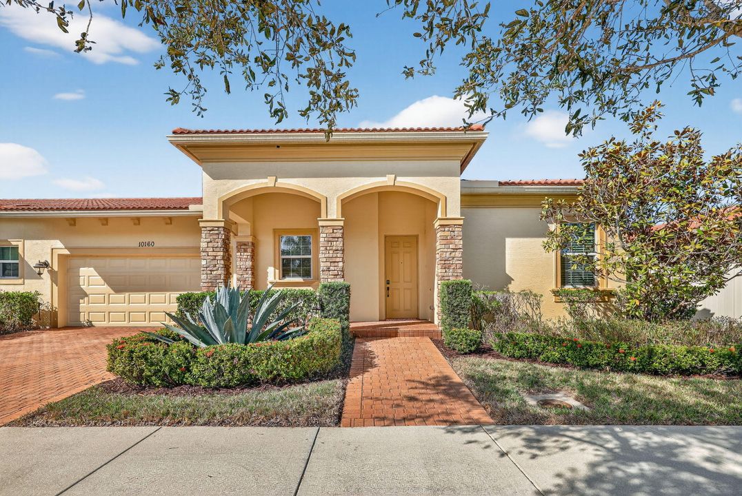 For Sale: $325,000 (2 beds, 2 baths, 1412 Square Feet)