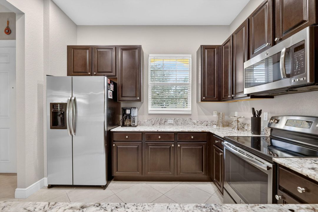 For Sale: $325,000 (2 beds, 2 baths, 1412 Square Feet)