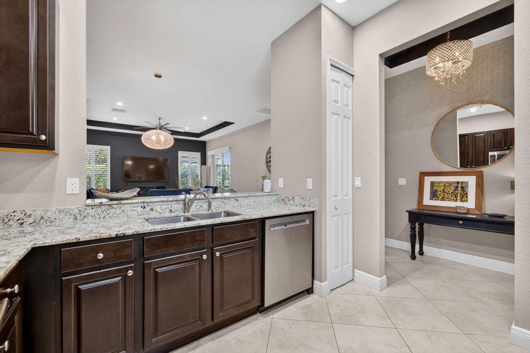 For Sale: $325,000 (2 beds, 2 baths, 1412 Square Feet)