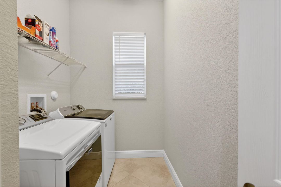 For Sale: $325,000 (2 beds, 2 baths, 1412 Square Feet)