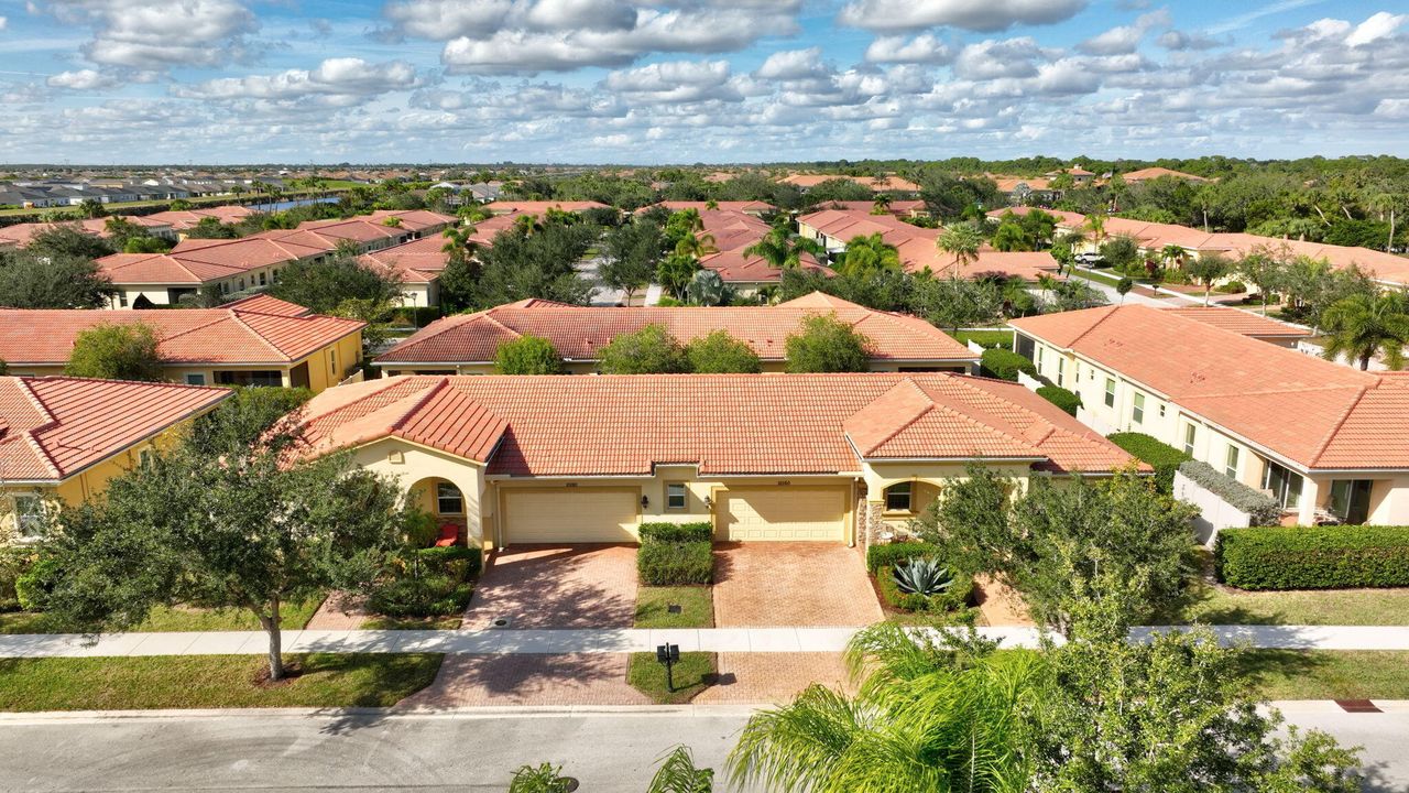 For Sale: $325,000 (2 beds, 2 baths, 1412 Square Feet)