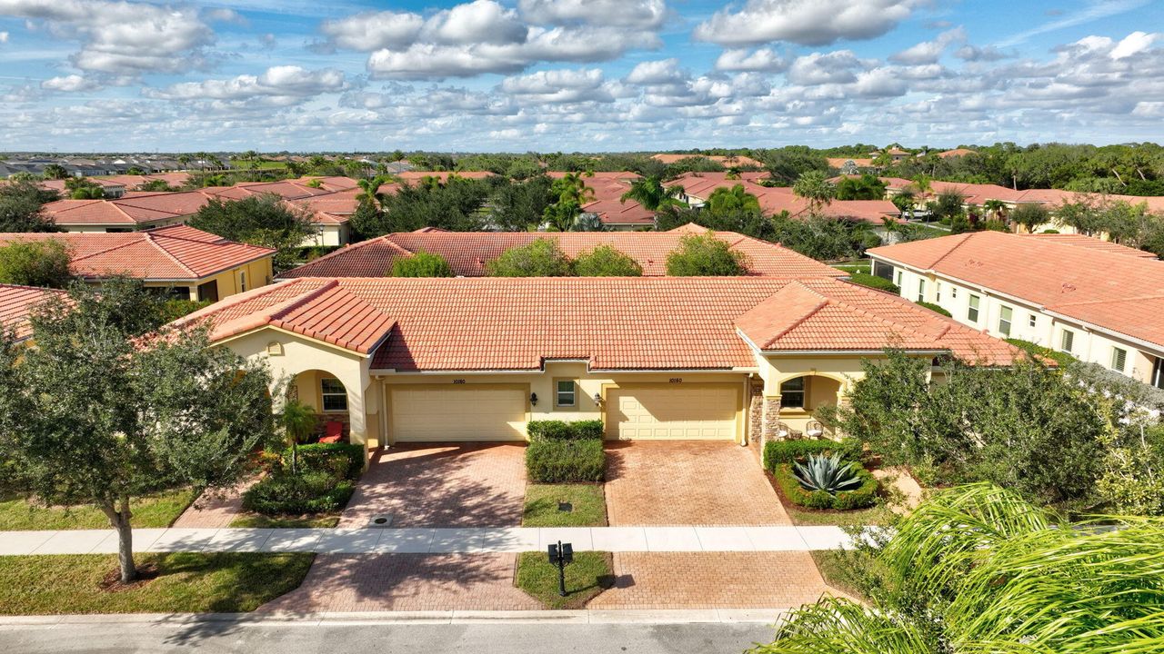 For Sale: $325,000 (2 beds, 2 baths, 1412 Square Feet)