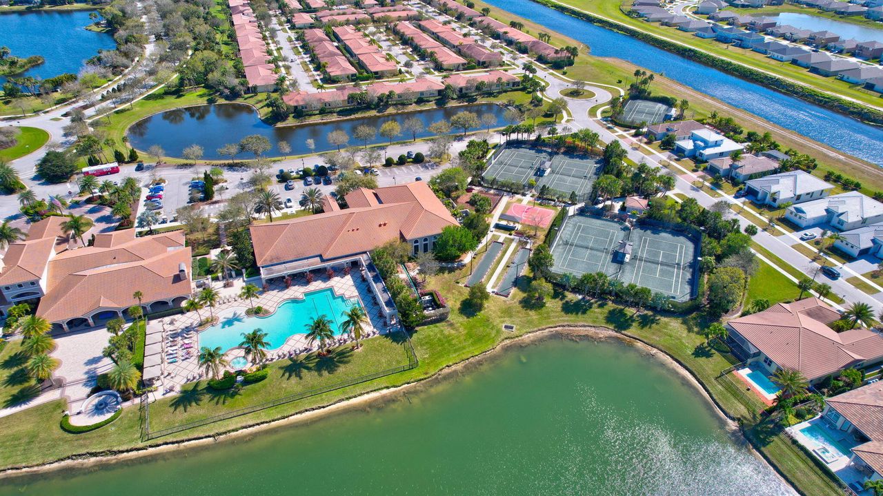 For Sale: $325,000 (2 beds, 2 baths, 1412 Square Feet)