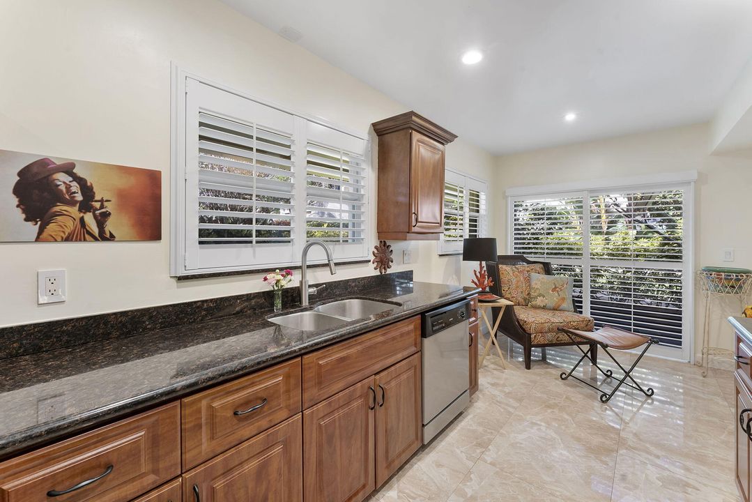 待售: $950,000 (2 贝兹, 2 浴室, 1700 平方英尺)