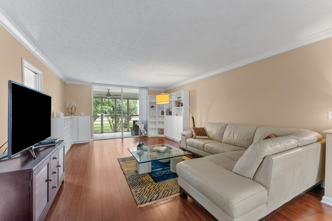 En Venta: $439,000 (3 camas, 2 baños, 1750 Pies cuadrados)