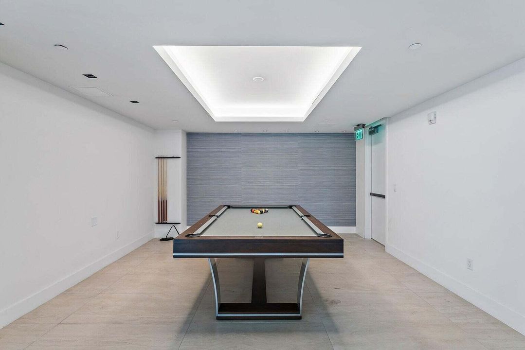 В аренду: $17,500 (2 спален, 2 ванн, 2065 Квадратных фут)