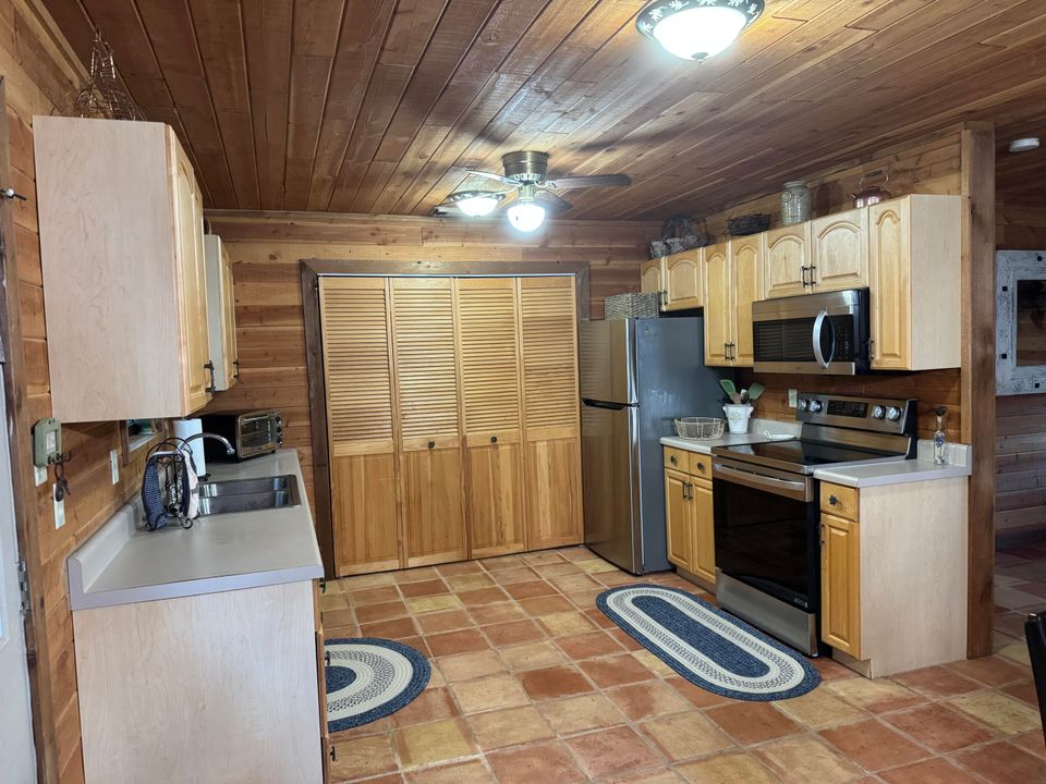 For Rent: $3,500 (3 beds, 2 baths, 1269 Square Feet)