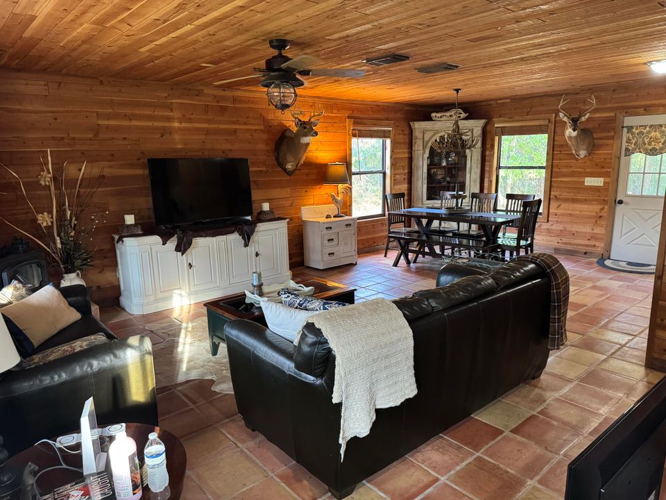 For Rent: $3,500 (3 beds, 2 baths, 1269 Square Feet)