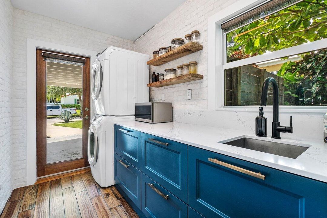 待售: $995,000 (2 贝兹, 2 浴室, 1271 平方英尺)