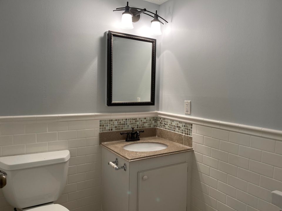 For Rent: $2,100 (2 beds, 1 baths, 880 Square Feet)