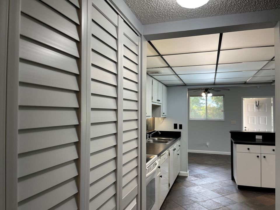 For Rent: $2,100 (2 beds, 1 baths, 880 Square Feet)