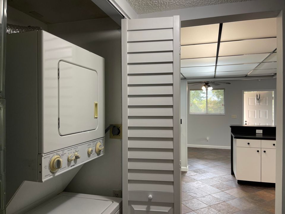 For Rent: $2,100 (2 beds, 1 baths, 880 Square Feet)