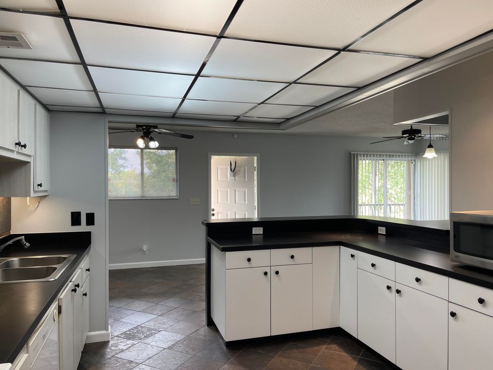 For Rent: $2,100 (2 beds, 1 baths, 880 Square Feet)