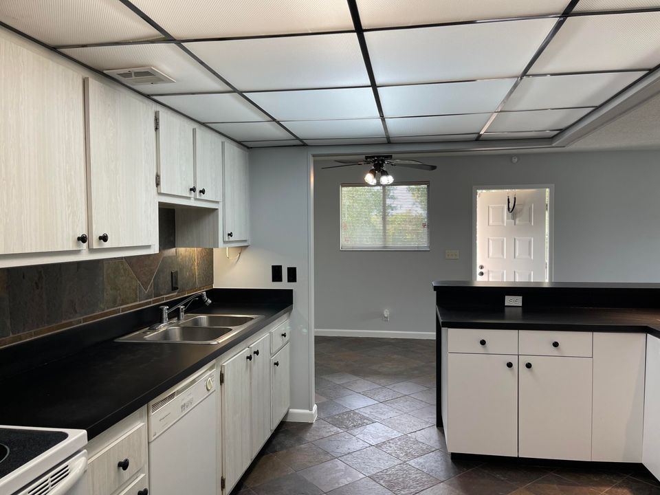 For Rent: $2,100 (2 beds, 1 baths, 880 Square Feet)