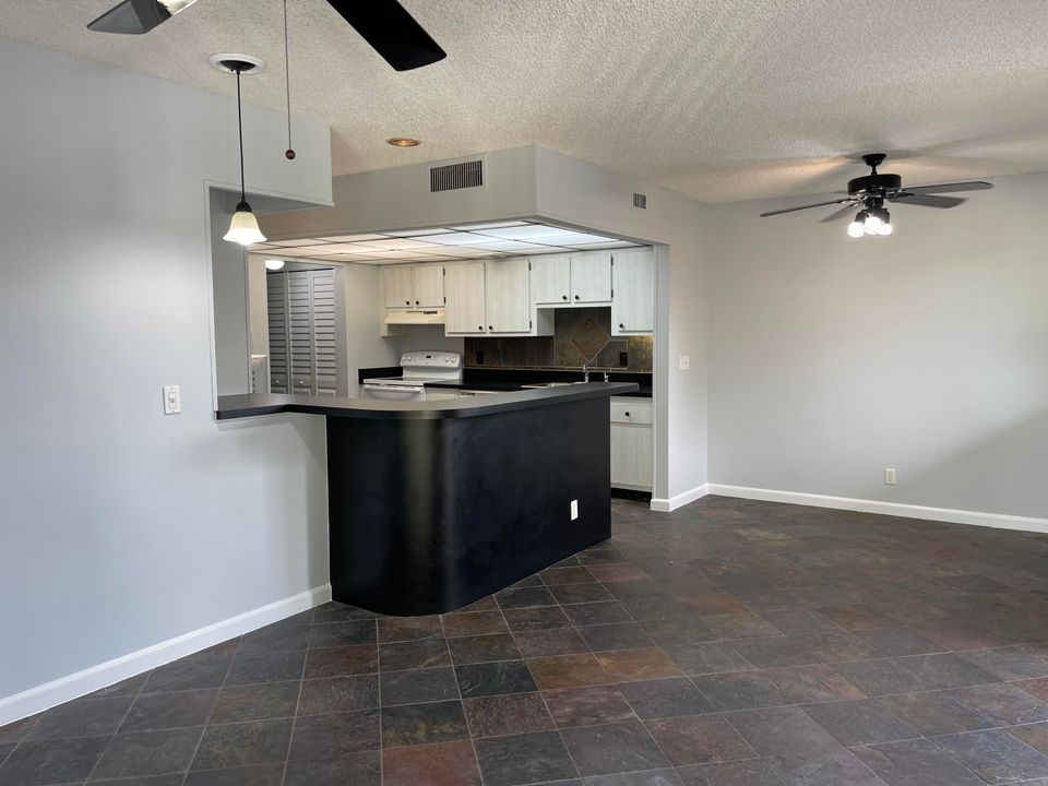 For Rent: $2,100 (2 beds, 1 baths, 880 Square Feet)