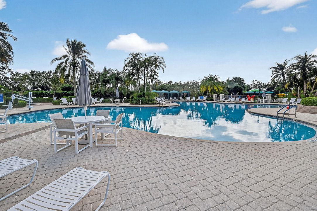 En Venta: $470,000 (4 camas, 2 baños, 2220 Pies cuadrados)