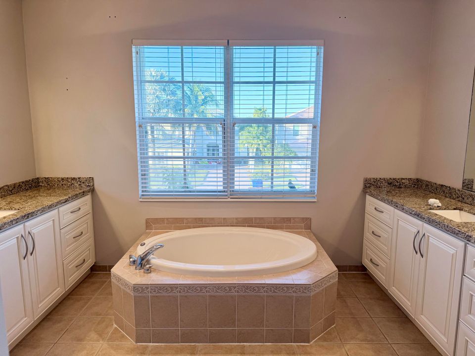 На продажу: $825,000 (6 спален, 4 ванн, 3257 Квадратных фут)