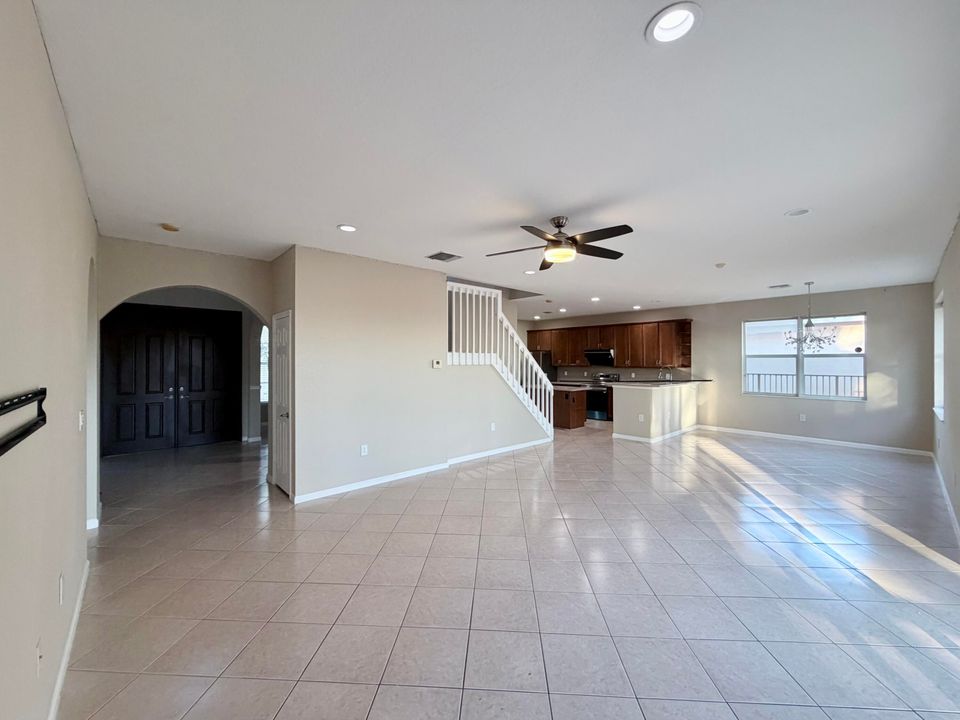 На продажу: $825,000 (6 спален, 4 ванн, 3257 Квадратных фут)