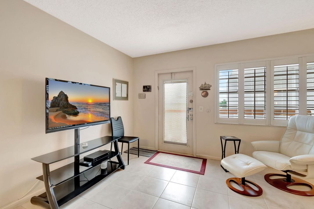 For Rent: $1,400 (1 beds, 1 baths, 738 Square Feet)