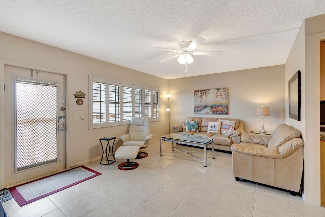 For Rent: $1,400 (1 beds, 1 baths, 738 Square Feet)