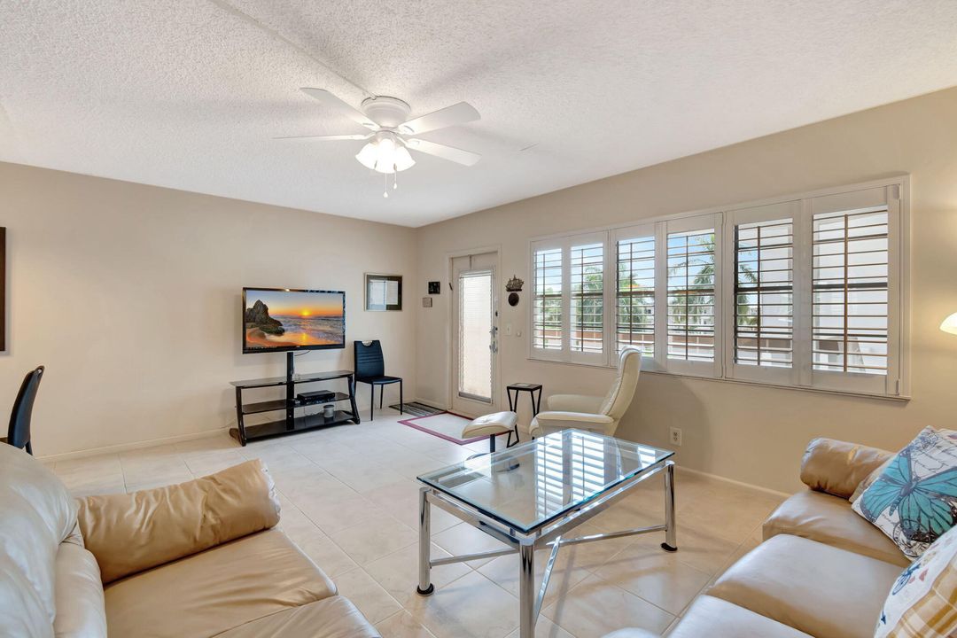 For Rent: $1,400 (1 beds, 1 baths, 738 Square Feet)