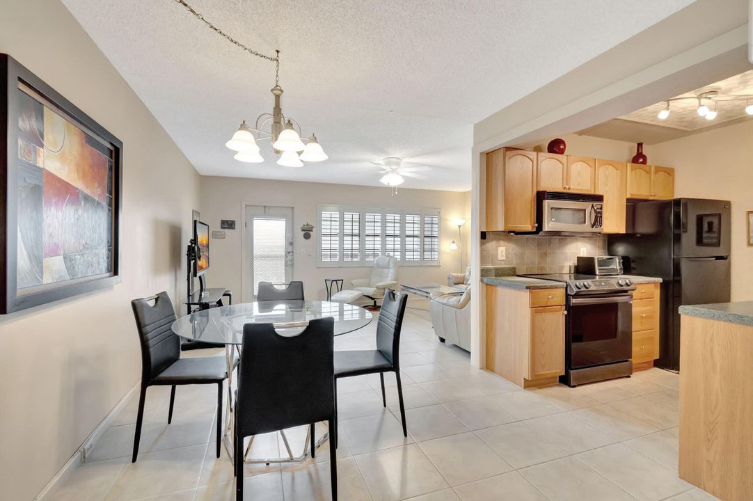 For Rent: $1,400 (1 beds, 1 baths, 738 Square Feet)