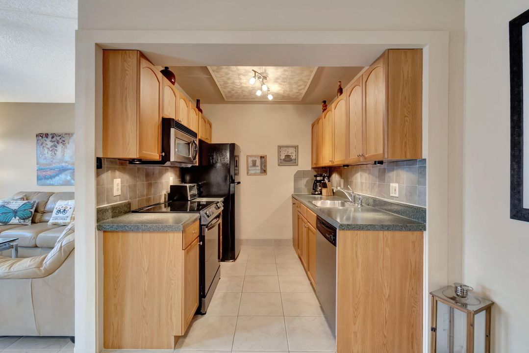 For Rent: $1,400 (1 beds, 1 baths, 738 Square Feet)