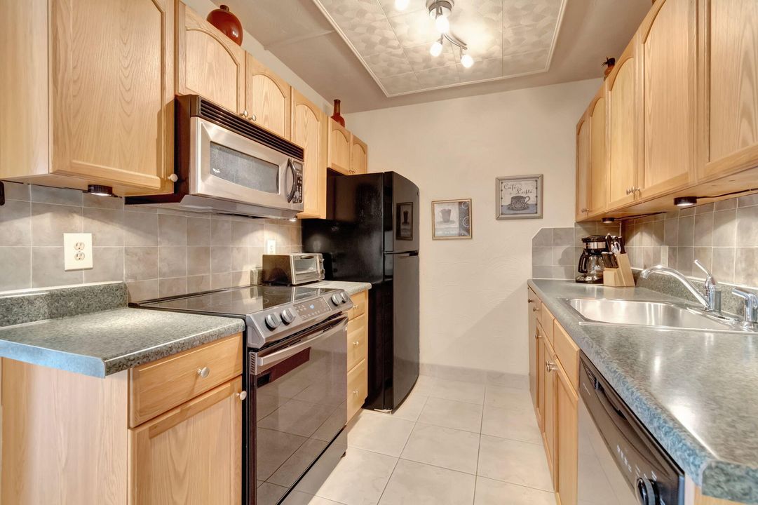 For Rent: $1,400 (1 beds, 1 baths, 738 Square Feet)