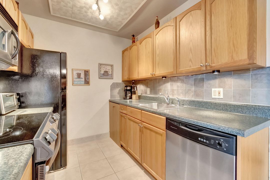 For Rent: $1,400 (1 beds, 1 baths, 738 Square Feet)