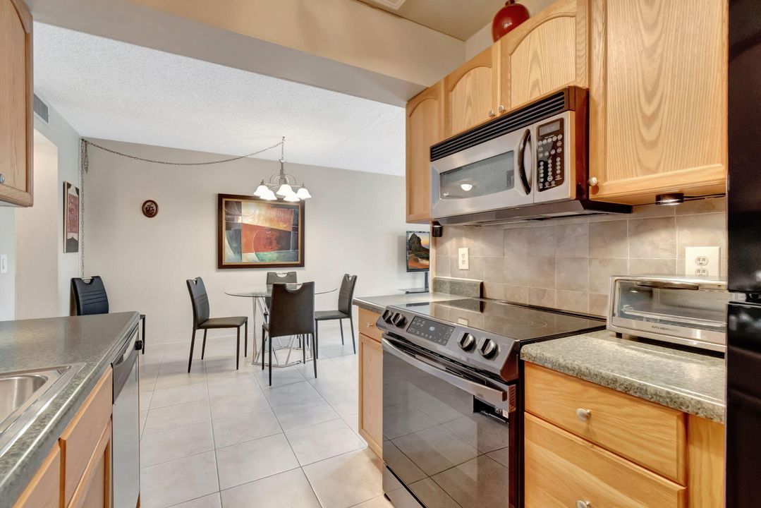 For Rent: $1,400 (1 beds, 1 baths, 738 Square Feet)