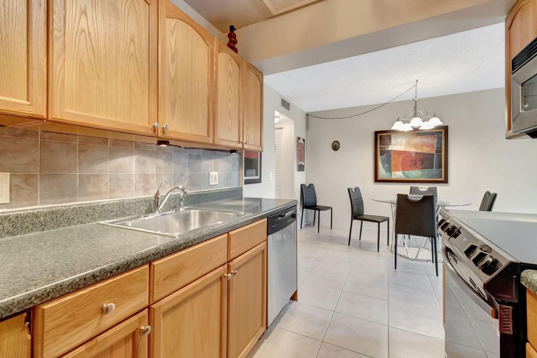 For Rent: $1,400 (1 beds, 1 baths, 738 Square Feet)