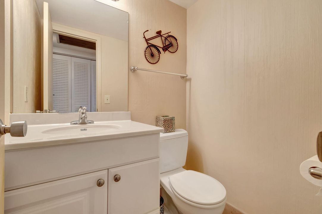 For Rent: $1,400 (1 beds, 1 baths, 738 Square Feet)